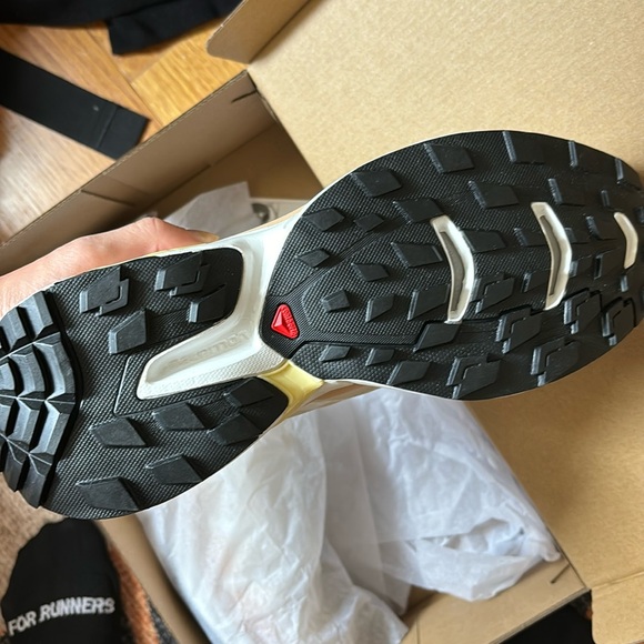Brand new Salomon’s w9.5/m8.5 xt wings 2 - Picture 2 of 2